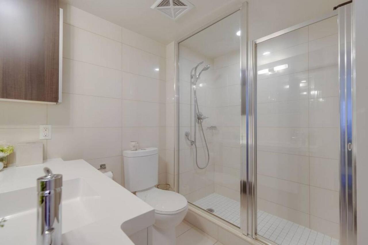 Holiday home Lux 2br 1ba Steps To Cn Tower W Parking Included Toronto