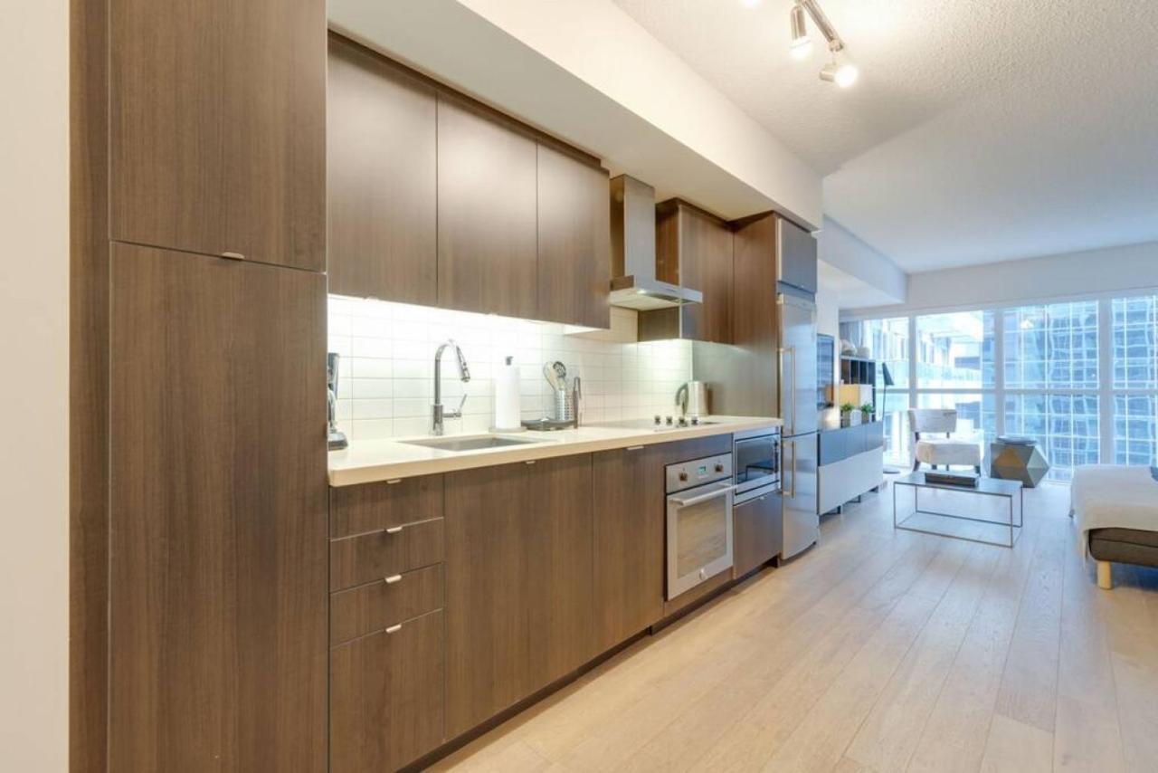 Lux 2br 1ba Steps To Cn Tower W Parking Included Holiday home Toronto